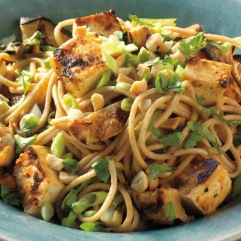 Azijski rezanci s pečenim tofuom i povrćem