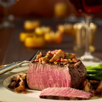 Biftek od lungića s pečenim gljivama i vinegretom od crnog vina