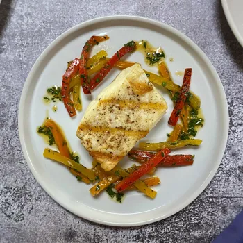 Brancin s vinaigrette umakom od pečene paprike