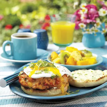 Burgeri od dimljenog lososa s prženim jajima i kremom od vlasca