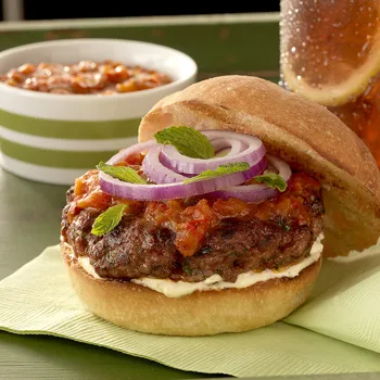 Burgeri od janjetine s umakom od pečenih čili paprika i svježom mentom