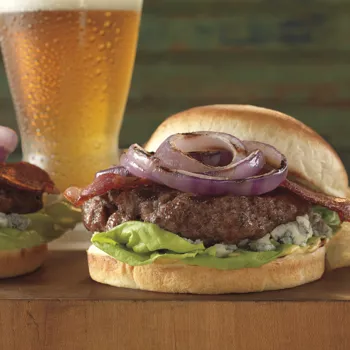 Burgeri s gorgonzolom, slaninom i crvenim lukom