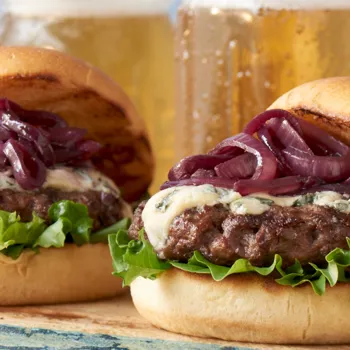 Burgeri s plavim sirom i lukom na crnom vinu