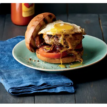 Burgeri sa slaninom, jajem i cheddar sirom