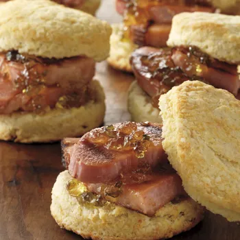 Buttermilk keksići s glaziranom šunkom i ljutim želeom