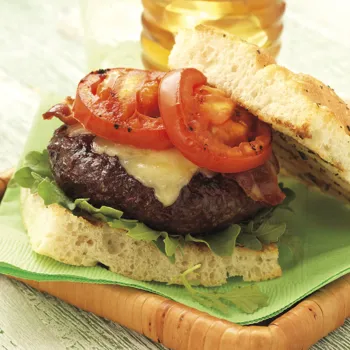 Cabernet burgeri s focacciom od ružmarina