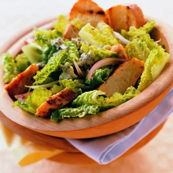 Caesar salata s plavim sirom i piletinom s roštilja