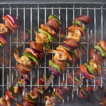 Cajun ražnjići s kozicama i kobasicama