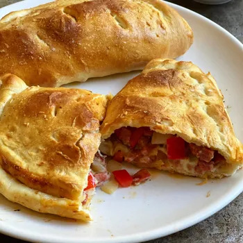 Calzone s kobasicama i paprikama