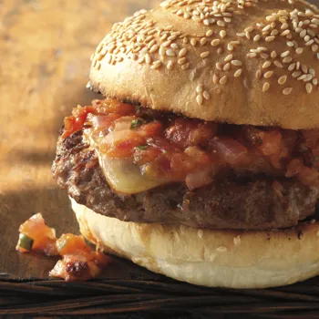 Cheeseburgeri na mesquite dimu s toplom chipotle salsom