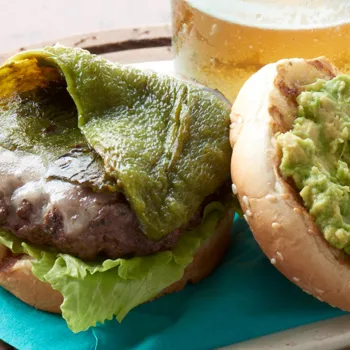 Cheeseburgeri s pečenim poblano papričicama i avokadom