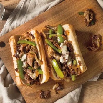 Cheesesteak sendviči s prilozima