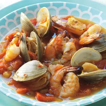 Cioppino s školjkama i kozicama s roštilja