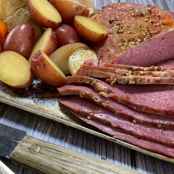 Corned beef s kupusom na roštilju