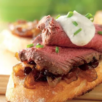 Crostini s filet mignonom i balzamičnim džemom od luka