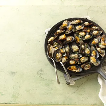 Dagnje na pola ljuske s parmezanom i češnjakom