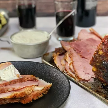 Dimljena šunka s glazurom od marmelade i umak od naranče i kopra