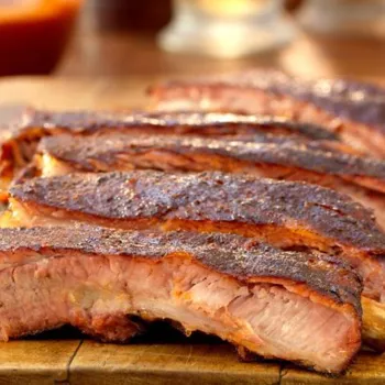 Dimljena svinjska rebra s umakom od breskve