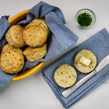 Dimljeni cheddar keksići s vlascem