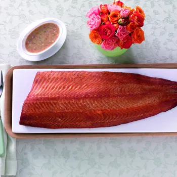 Dimljeni losos mariniran u burbonu s vinaigrette od kapara