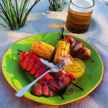 Dimljeni repovi jastoga s kukuruzom u klipu