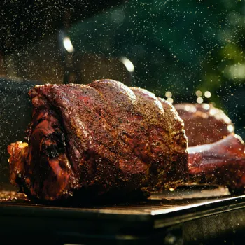 Dimljeni Thorov čekić (goveđa potkoljenica)