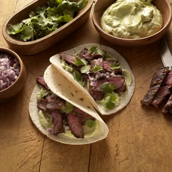 Fajitas od skirt steaka s chipotle začinima i kremom od avokada