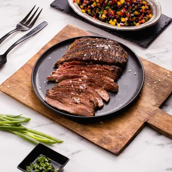 Flank steak s čili začinima i salatom od crnog graha