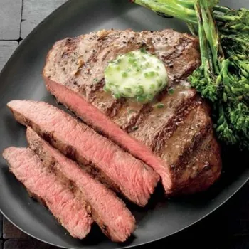 Flat Iron odresci s maslacem od trava i pečenim brokolinijima