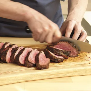 Goveđi file u koricama od začinskog bilja s umakom od bijelog vina