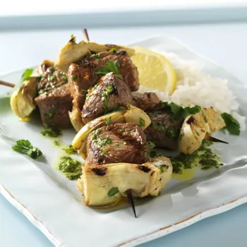 Grčki ražnjići od janjetine s artičokama i umakom od peršina