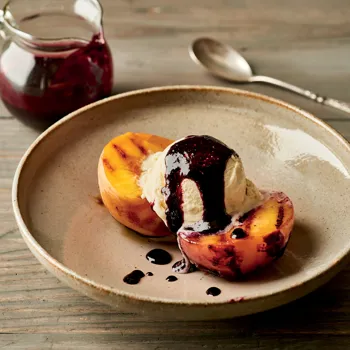 Grilovane breskve sa svježim umakom od trešanja