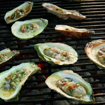 Grilovane kamenice s maslacem od slanine, burbona i đumbira