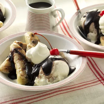 Grilovani banana split s čokoladnim fudge umakom