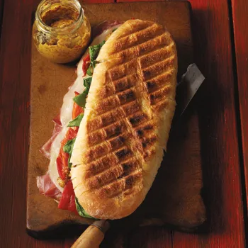 Grilovani panini s pršutom i provolone sirom