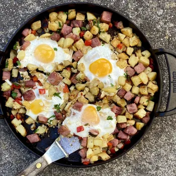 Hash od šunke i krumpira s jajem