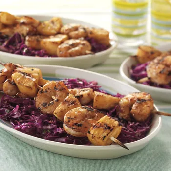 Hoisin ražnjići od kozica i ananasa sa sezam-đumbir salatom