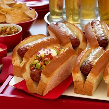 Hot dog s roštilja sa salsom od avokada i kiselim vrhnjem