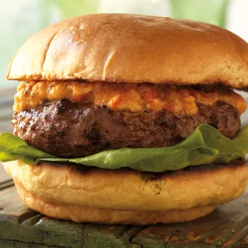 Janjeći burgeri punjeni feta sirom s romesco umakom