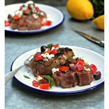 Janjeći kotleti s grčkim začinima i feta salsom