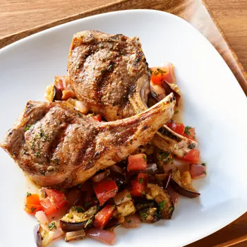 Janjeći kotleti s korijanderom i toplom salatom od patlidžana