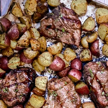 Janjeći kotleti s ružmarinom i pečenim krumpirima na roštilju