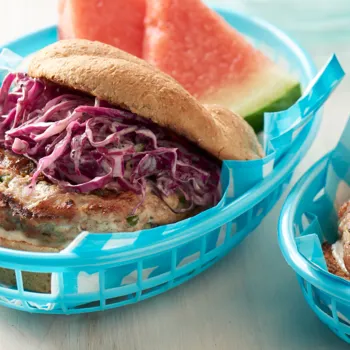 Jerk piletina burgeri sa salatom od crvenog kupusa