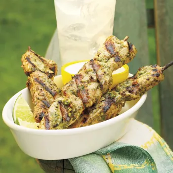 Jerk piletina na ražnjićima s kremom od meda i limete