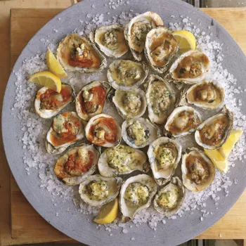 Kaljene kamenice na roštilju s četiri umaka