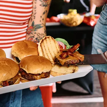 Klasični cheeseburger sa slaninom