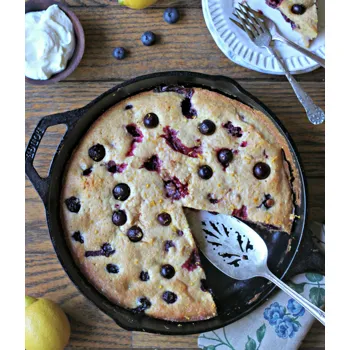 Kolač od kukuruznog brašna s kupinama i borovnicama