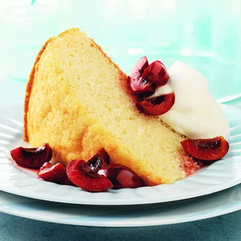 Kolač od vanilije s trešnjama i šlagom