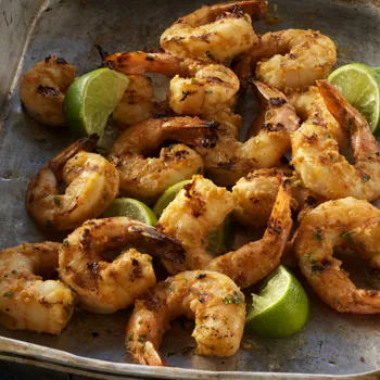 Kozice s češnjakom u marinadi od kikirikija i limete