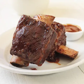 Kratka rebra pirjana u pivu i dimljena na mesquite drvu